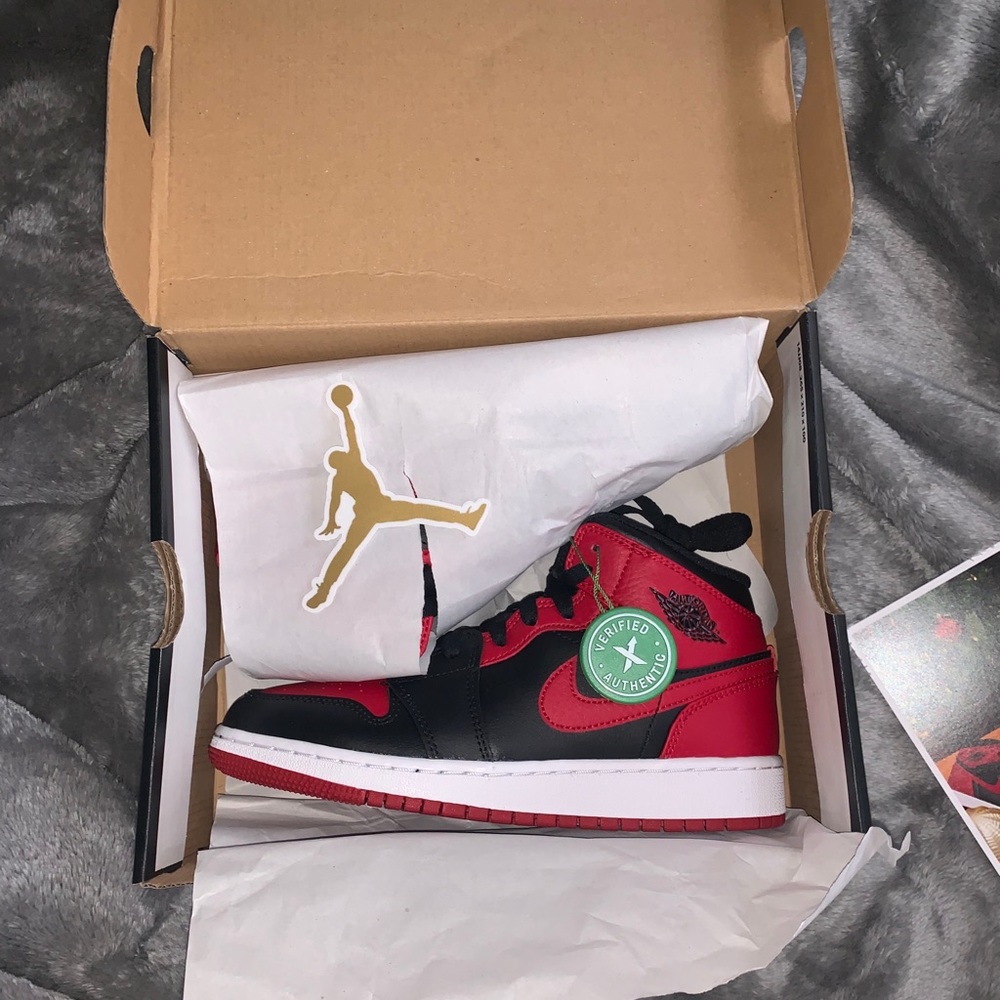 Jordan 1 Mid Banned 2020 (GS) - Picture 2 of 7